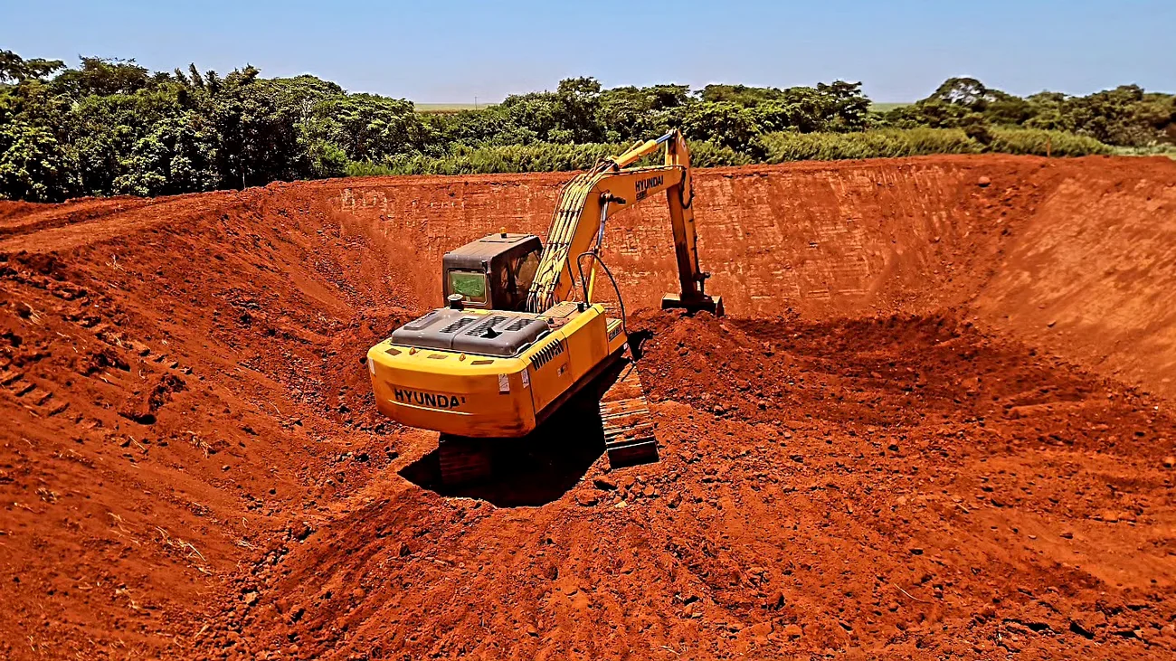 Escavação em terreno de terra vermelha