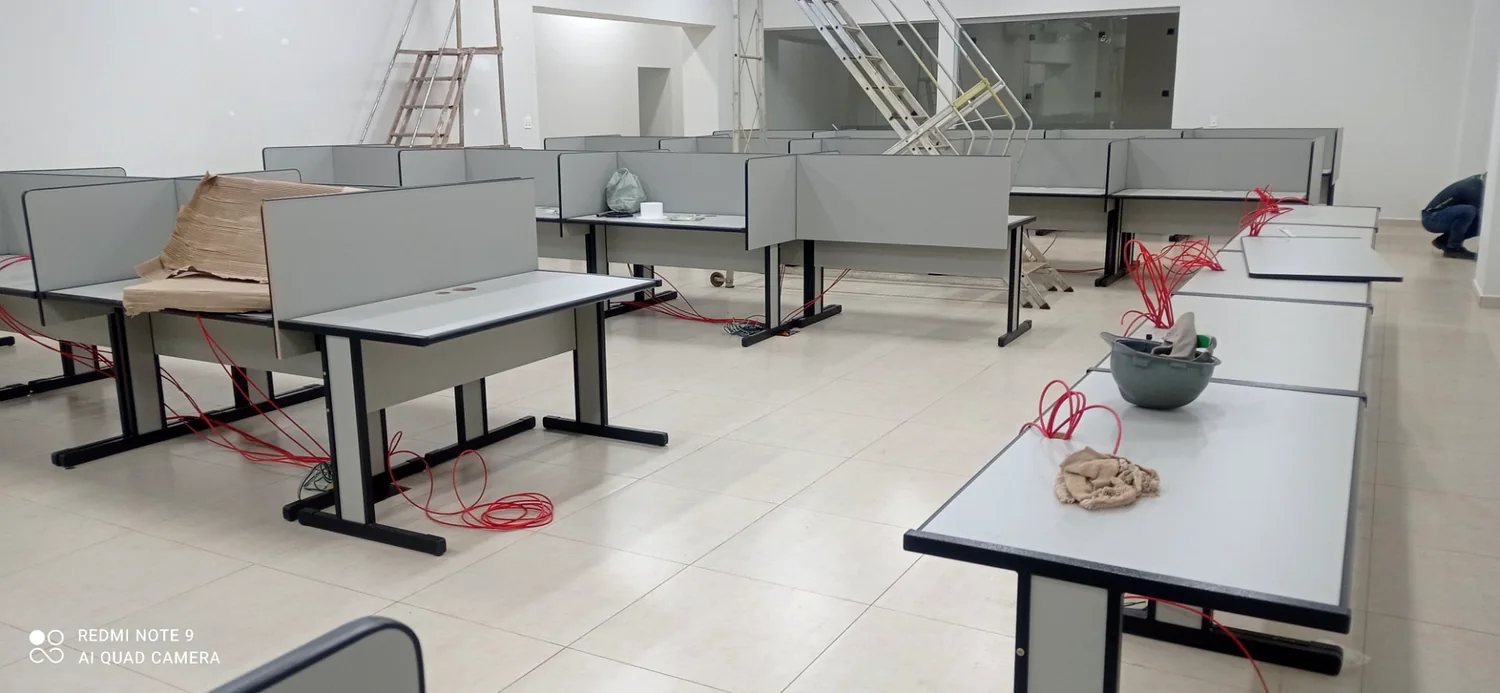 Instalações elétricas e mobiliário em ambiente corporativo