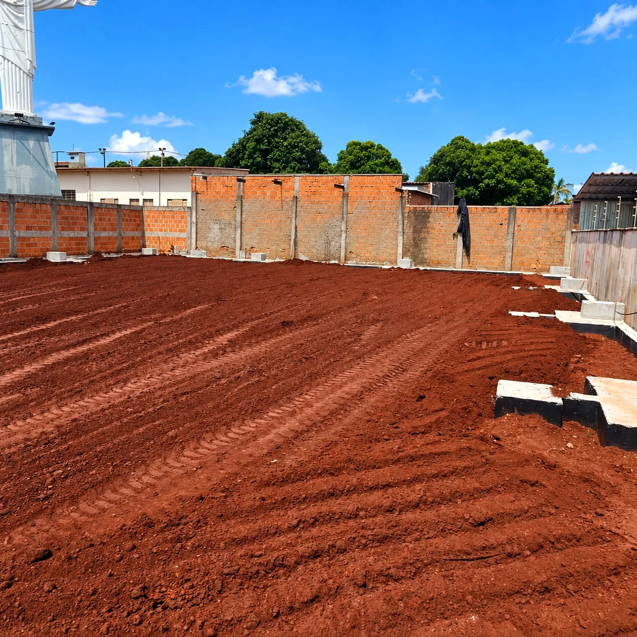 Terreno nivelado e preparado para construção