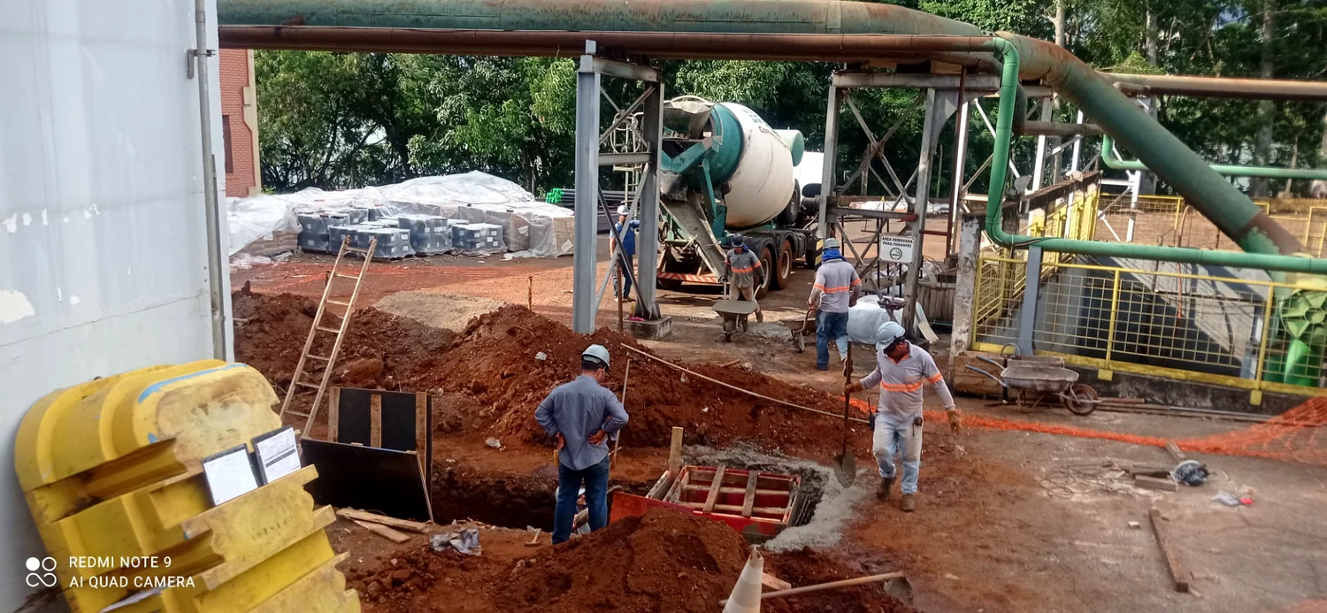 Concretagem de fundação em área industrial