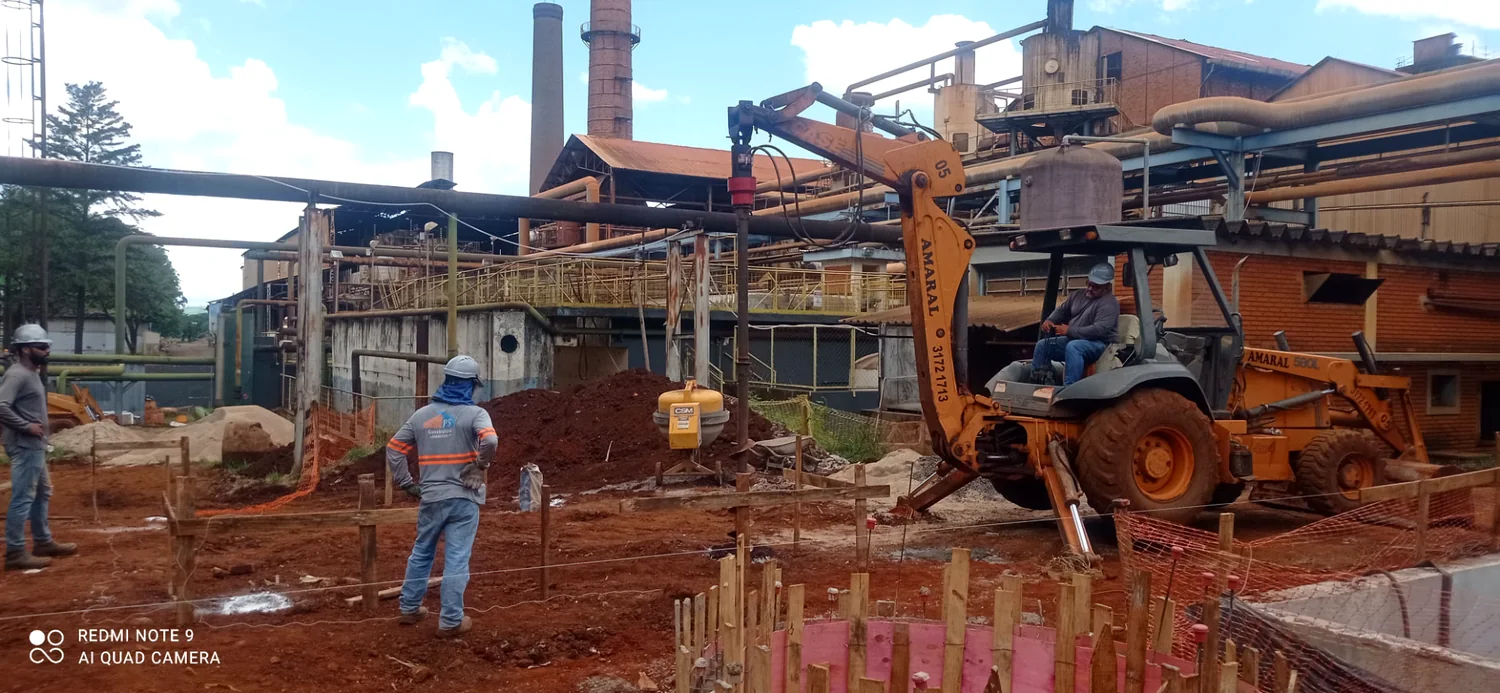 Retroescavadeira em preparação de terreno industrial