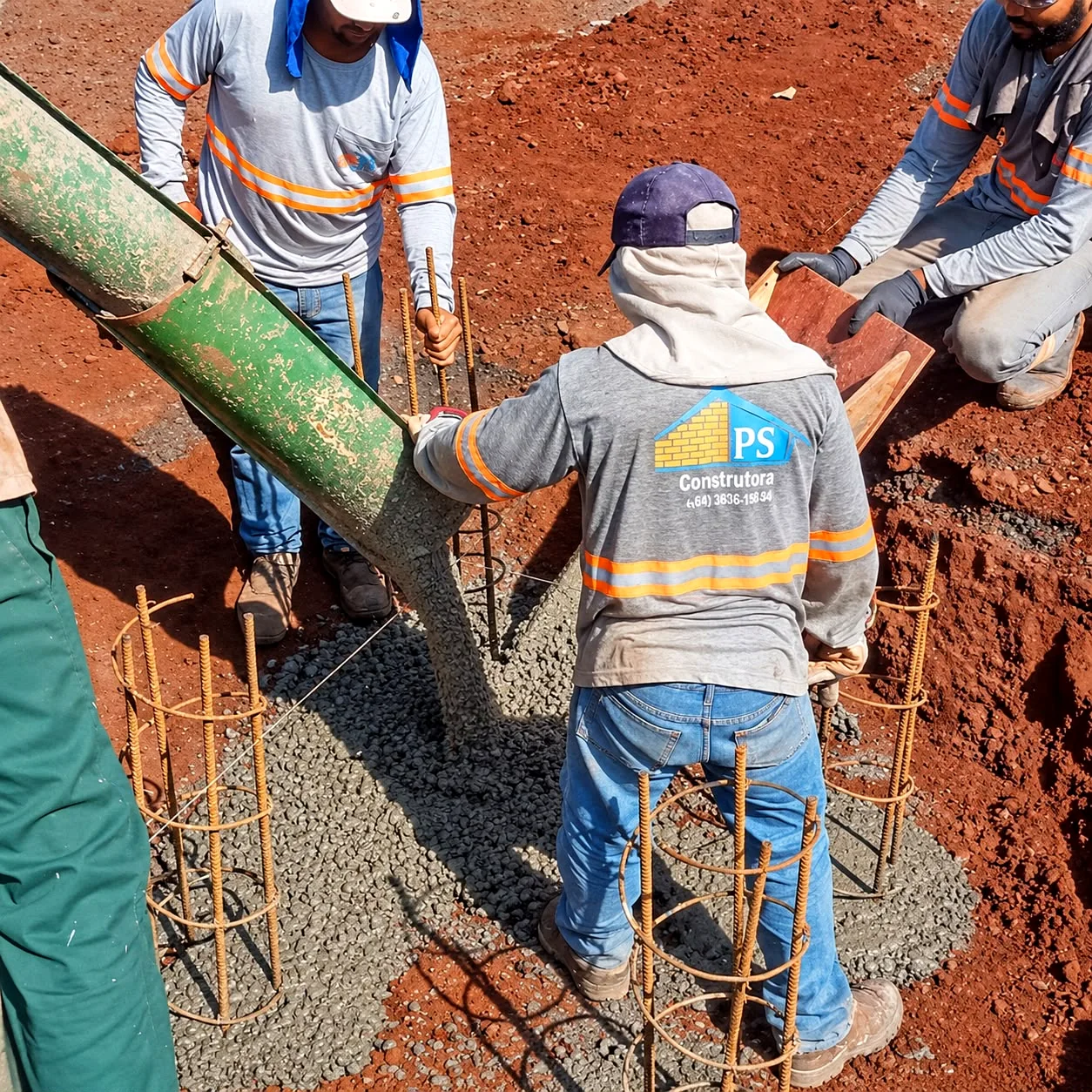 Equipe da PS Construtora executando concretagem
