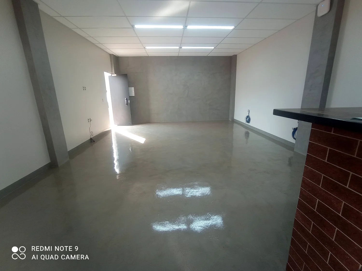 Ambiente reformado com piso industrial polido