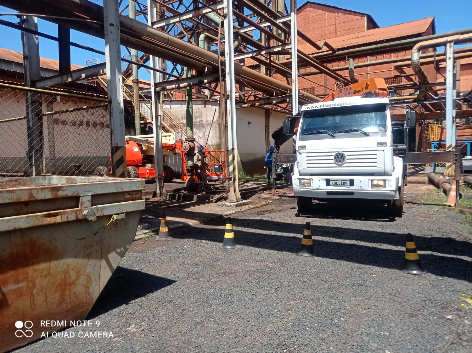 Operação com caminhão munck em instalação industrial