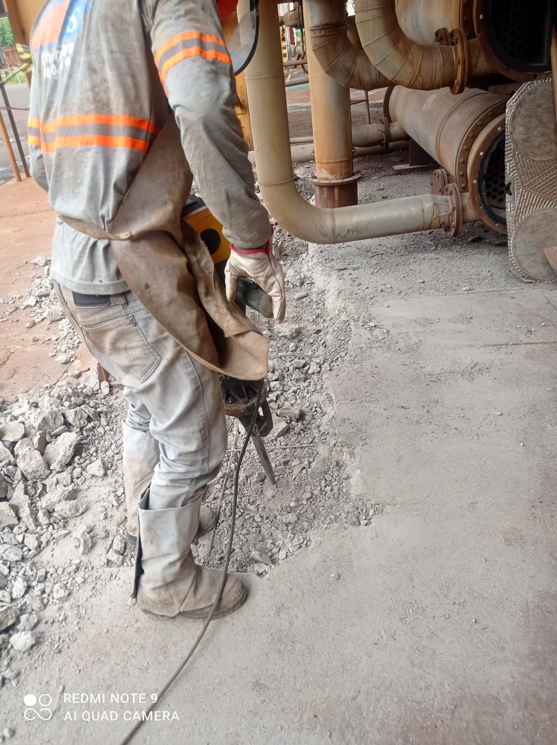 Demolição controlada junto a equipamentos industriais