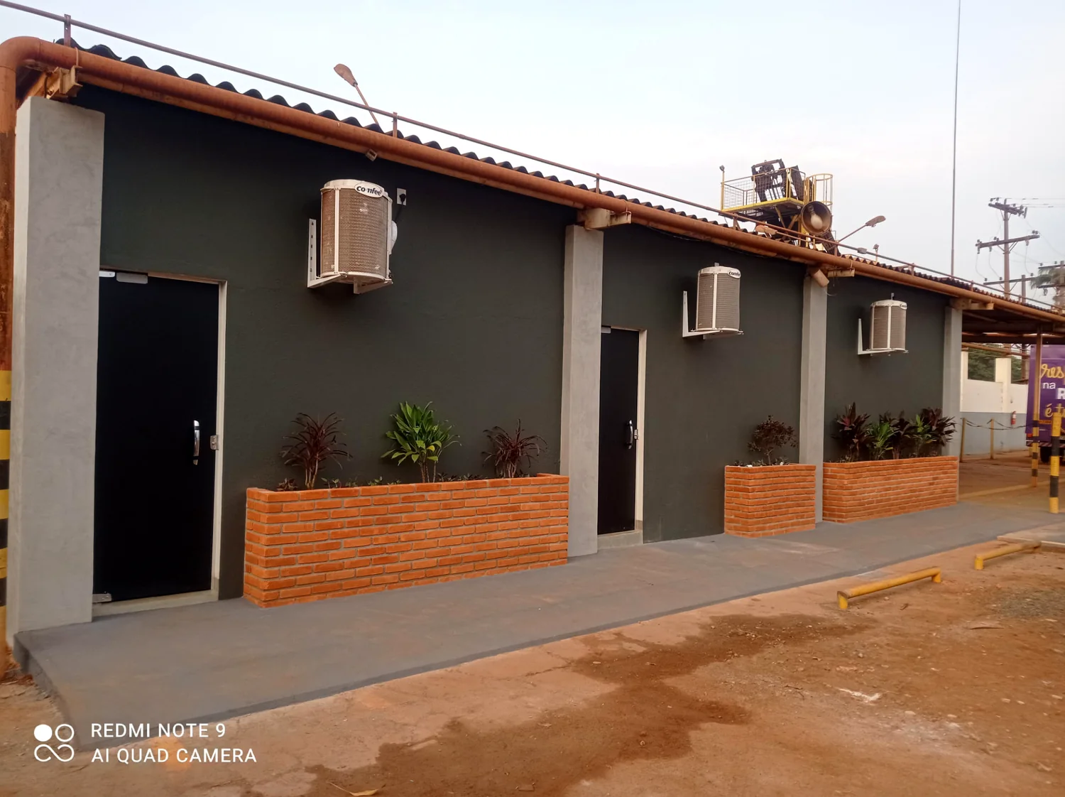 Fachada de instalação industrial reformada
