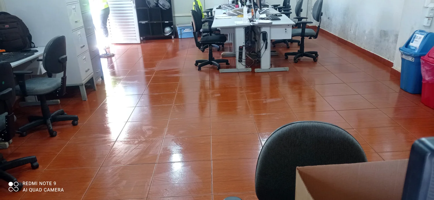 Piso de escritório restaurado durante reforma
