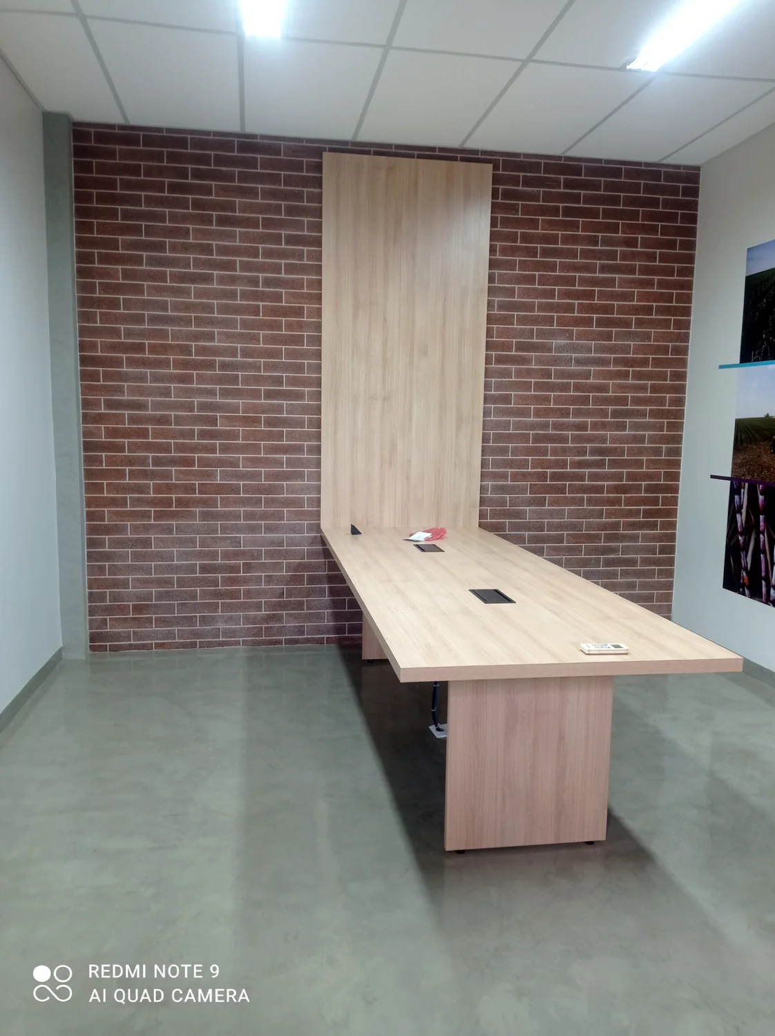 Sala de reunião reformada com acabamento em tijolos