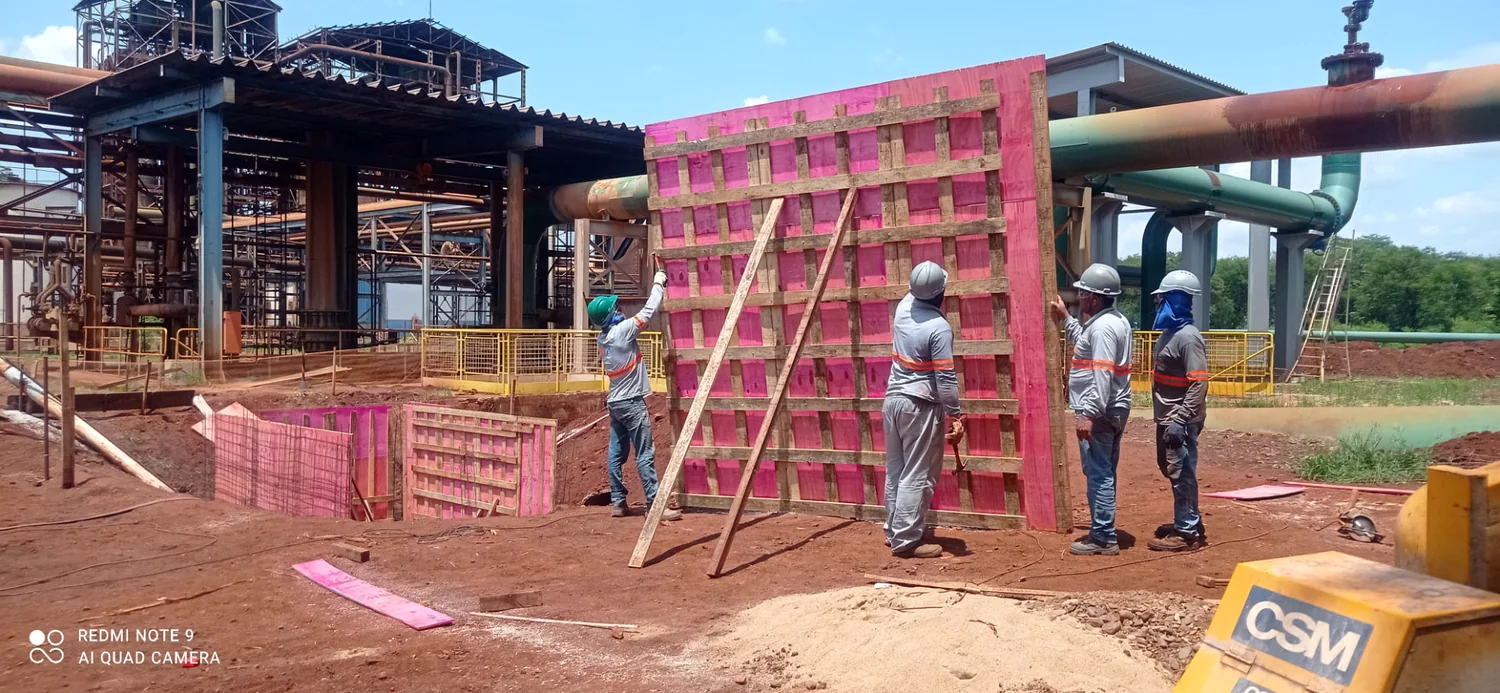 Equipe montando formas para estrutura de concreto
