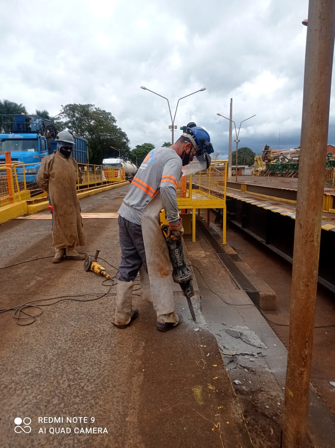 Demolição controlada de piso em área industrial